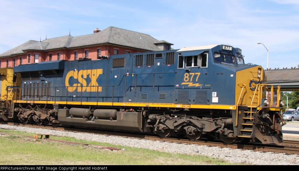 CSX 877 leads train Q400 
